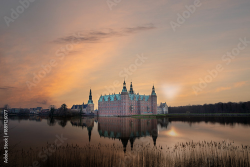 Fotografie Frederiksborg  castle in Hillerød and castle lake