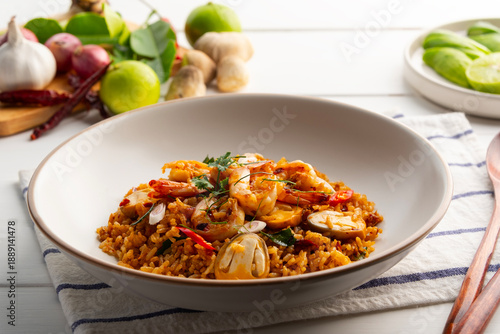 Foto Tom Yum Fried Rice,Thai fried rice with shrimp and Straw mushroom with tom yum sauce in white plate