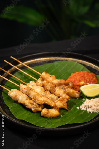 Foto A plate filled with Indonesian sate taichan
