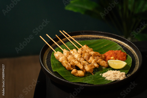 Tableau sur toile A plate filled with Indonesian sate taichan