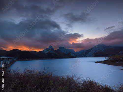 Bild auf Leinwand Atardecer en las montañas