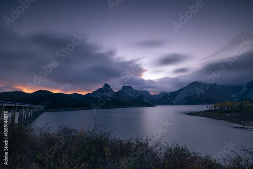 Bilde på lerret Atardecer en las montañas