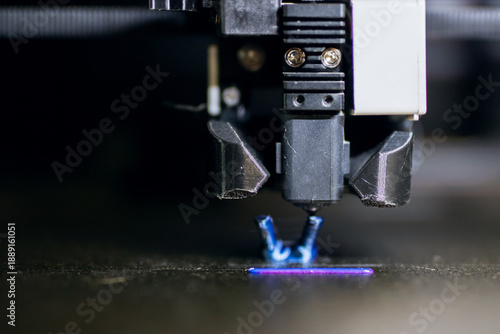 Fotografie Detailed shot showcasing filament extrusion onto heated surface under curing ill