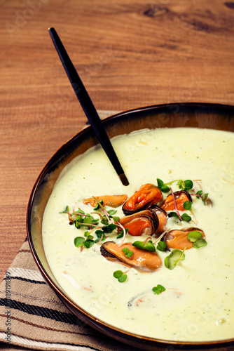 Foto creamy soup with mussels, mussels without shells, American cuisine, homemade, no