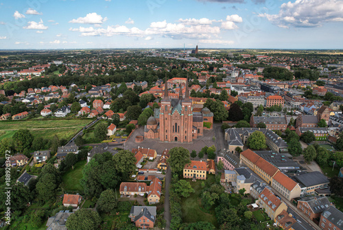 Tableau sur toile Roskilde Domkirke and Yellow Royal Palace: A Historical Aerial Composition