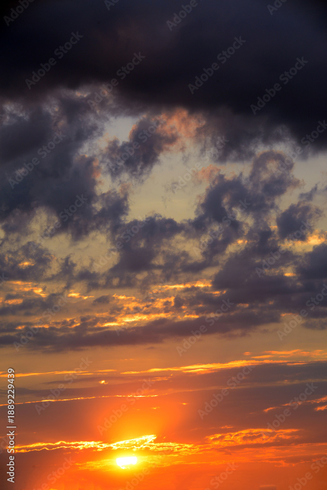 Fototapeta premium Vor Sonnenuntergang, Lichtstimmung, Wolkenstimmung