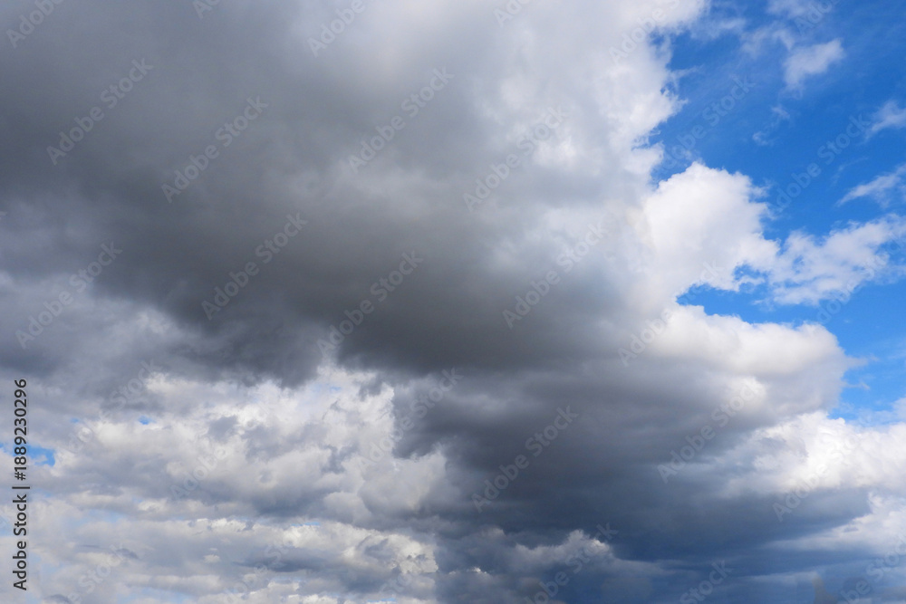 Obraz premium Wetter, Wolken, wechselhaftes Schauerwetter im September
