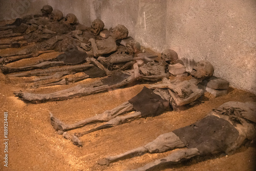 Canvastavla Mummified skulls in a crypt