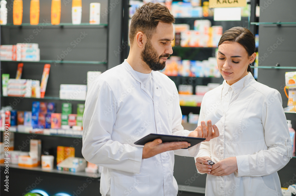 Obraz premium Pharmacists working inside drugstore discussing medical products