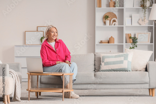 Mature woman sitting on gre...