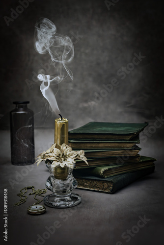 Martwa natura z dymem i świecą
