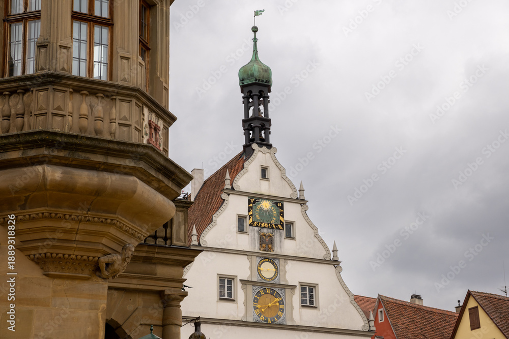 Obraz premium Market Square of Rothenburg ob der Tauber with historic Town Hall Tower, Ratstrinkstube Clock Tower, half‑timbered houses, cobblestone streets, fountain and shops in medieval Bavarian town