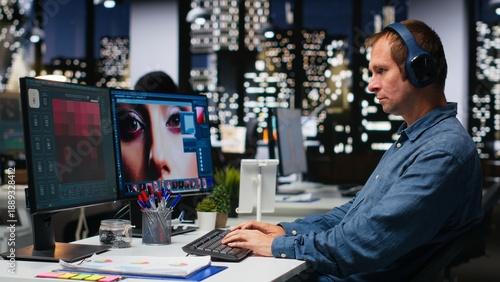 Foto Photography editor using AI chatbot turning text prompt into photos and retouching, adjusting color to ensure professional content for clients
