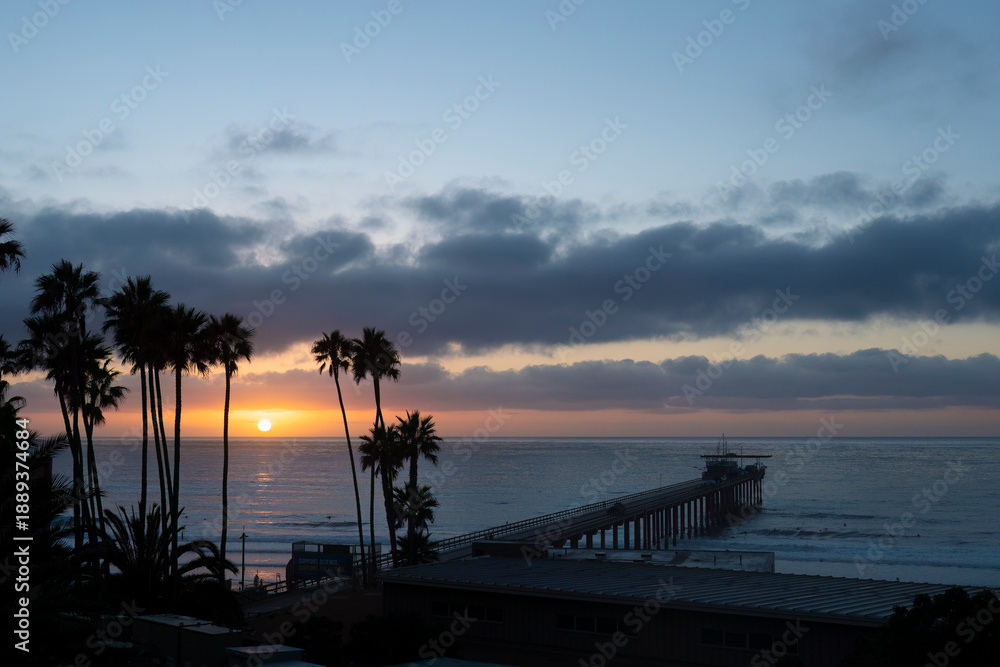 Fototapeta premium Silhouette of Scripps Pier in La Jolla, California at sunset