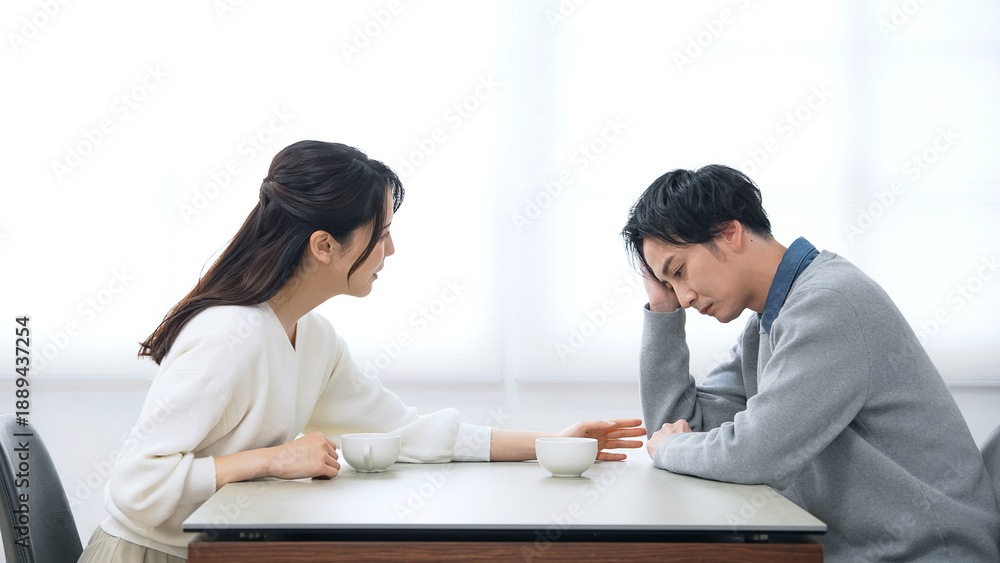 Fototapeta premium 部屋で会話する男女カップル