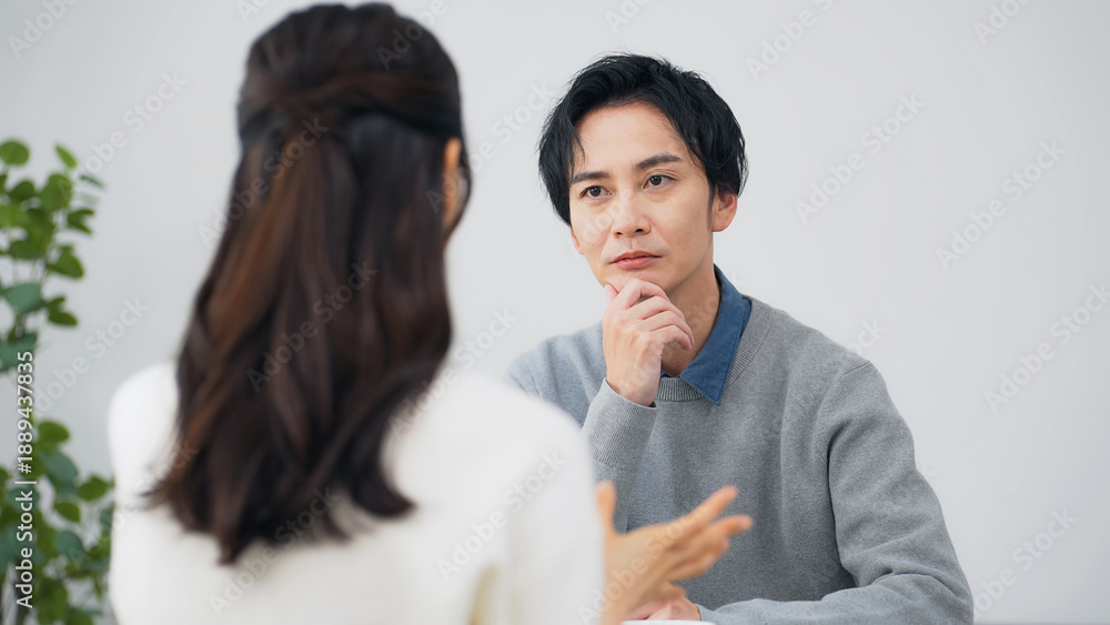 Fototapeta premium 部屋で会話する男女カップル