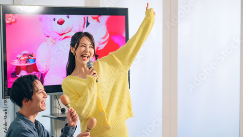 Quadro su tela カラオケボックスで歌う男女カップル