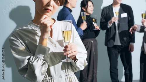 Cuadro en lienzo パーティーで疎外感を感じる女性参加者
