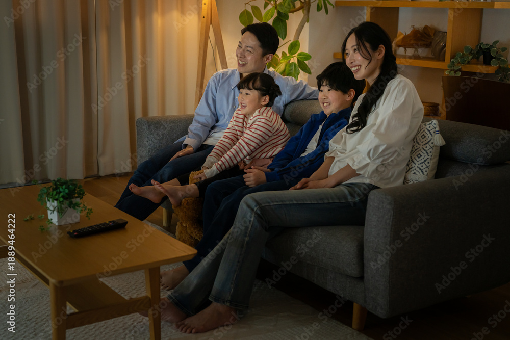 Obraz premium テレビを見る家族