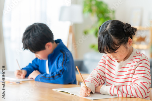 Tableau sur toile リビングで勉強する子供たち