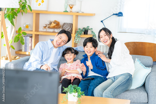 テレビを見る家族