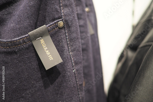 Fotografi Clothing tag shows regular fit style in store
