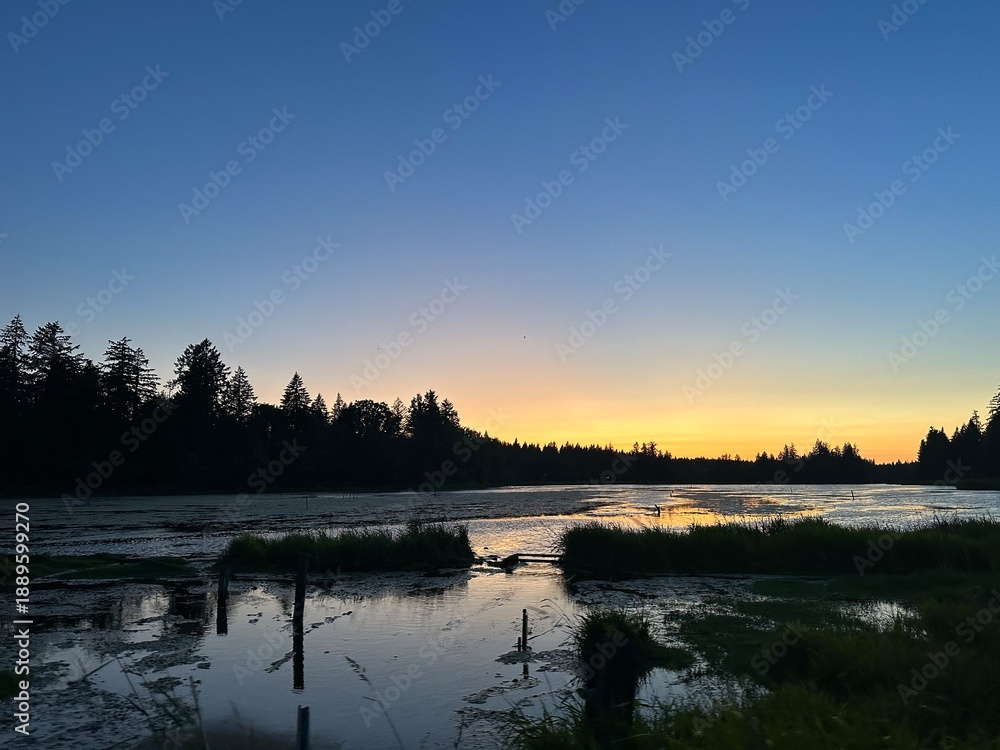 Obraz premium sunset on the river