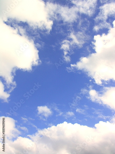 Wallpaper Mural 初秋の朝の雲と青空風景 Torontodigital.ca