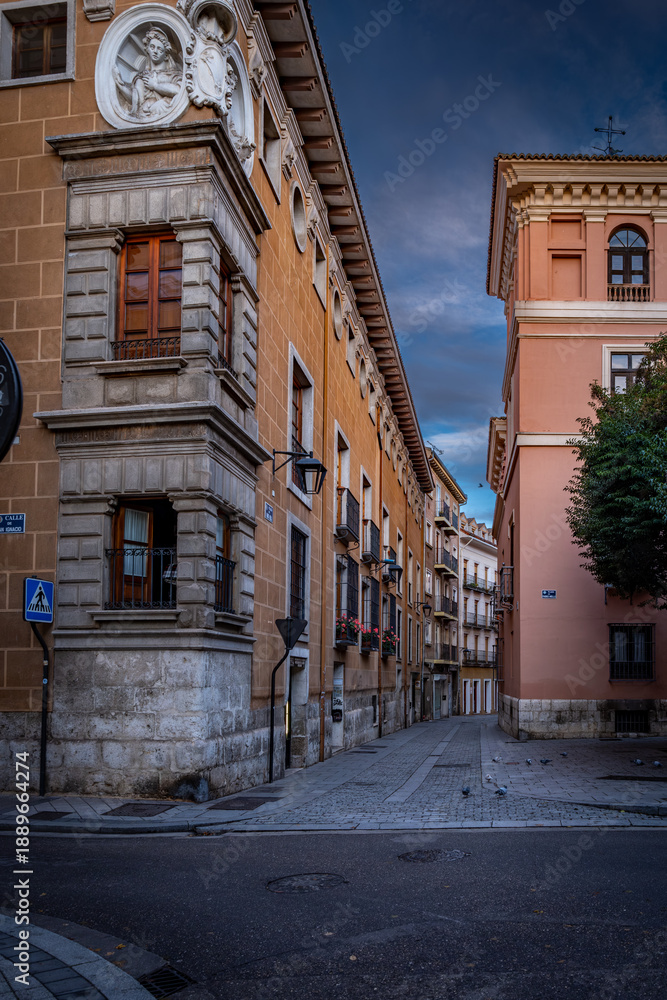 Fototapeta premium Ciudad de Valladolid al anochecer con luces enigmáticas y misteriosas 