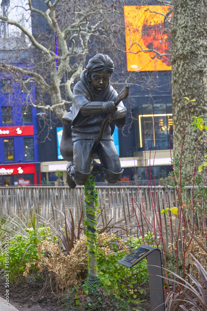 Naklejka premium Harry Potter statue in London, depicting Daniel Radcliffe in his role as the famous wizard in a scene from the first film, Harry Potter Philosopher’s Stone. 