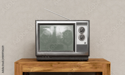 나무 테이블 위에 안테나가 있는 빈티지 CRT 텔레비전 Vintage CRT Television with Antenna on Wooden Table