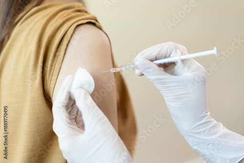 Konstfotografi woman getting a vaccination to prevent pandemic
