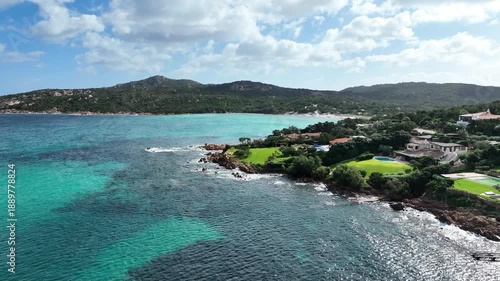 survol de Porto Cervo en Sardaigne près d'Olbia