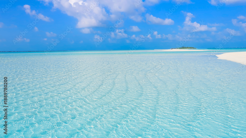 Obraz premium Summer lagoon Ripples in the sand at low tide on a beach with sandbar and blue sea in Maldives island