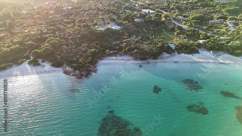 survol de Porto Cervo en Sardaigne près d'Olbia