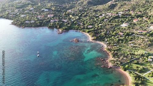 survol de Porto Cervo en Sardaigne près d'Olbia