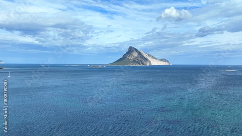 Wallpaper Mural survol de Porto Cervo en Sardaigne près d'Olbia Torontodigital.ca