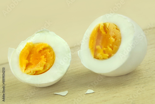 1 gekochtes Ei mit Schale  Hühnerei auf Holz
