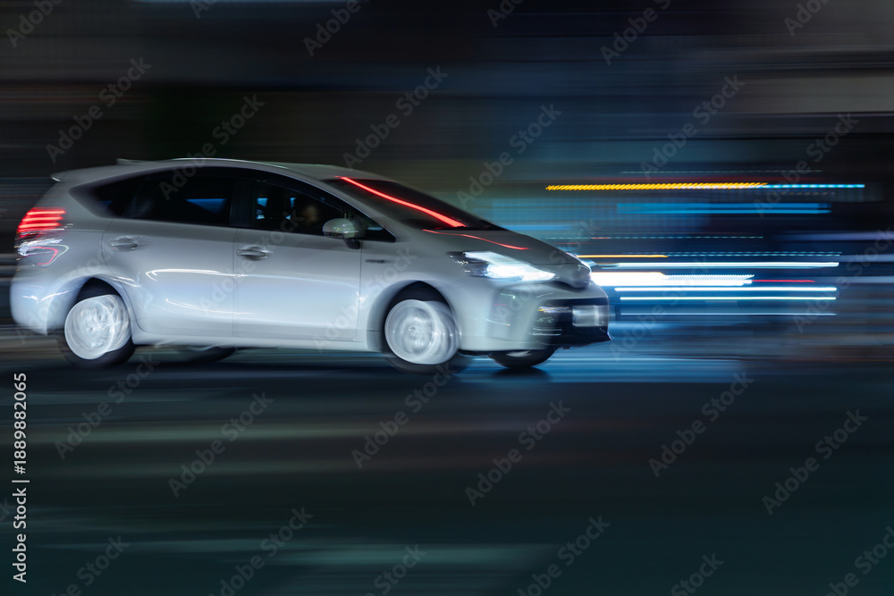 Fototapeta premium 夜の流し撮りの乗用車