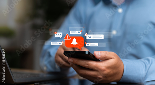 Foto The smartphone screen will display an audible alert about fraudulent calls, highlighting the cyber threat from fraudulent callers and email scam attempts
