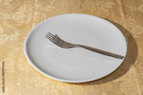 Wallpaper Mural Piatto piano bianco con forchetta d’acciaio Torontodigital.ca