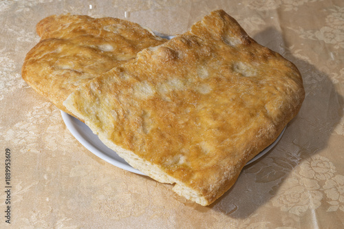 Wallpaper Mural Focaccia o schiacciata toscana appena sfornata Torontodigital.ca