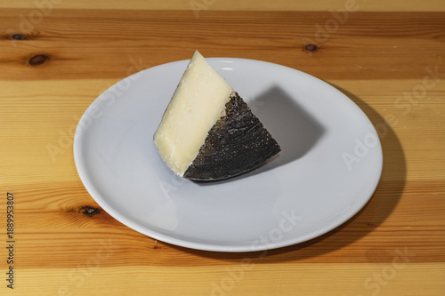 Wallpaper Mural Spicchio di formaggio pecorino con buccia nera Torontodigital.ca