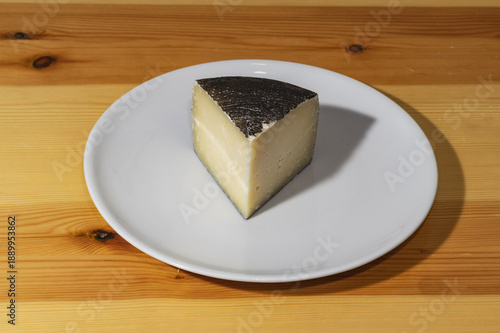 Wallpaper Mural Spicchio di formaggio pecorino con buccia nera Torontodigital.ca