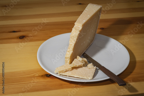 Wallpaper Mural Spicchio di formaggio grana stagionato e scaglie Torontodigital.ca