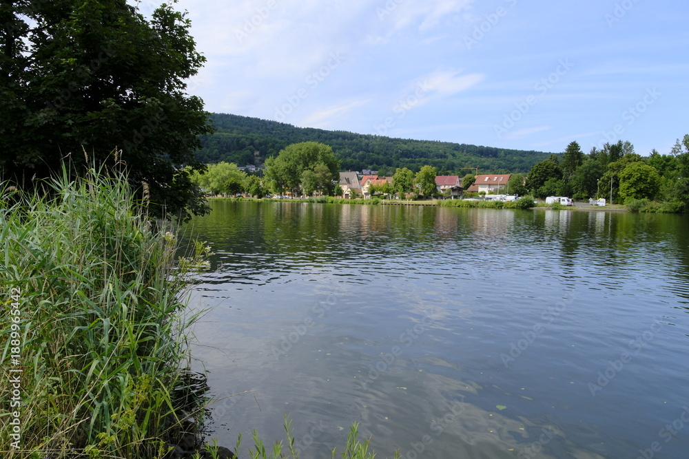 Obraz premium Am Main bei Hofstetten einem Ortsteil von Gemünden am Main, Landkreis Main-Spessart, Unterfranken, Franken, Bayern, Deutschland