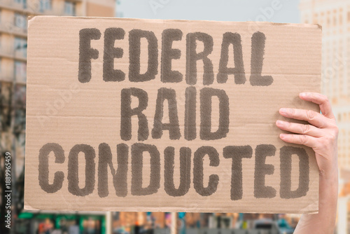 Foto "Federal Raid Conducted" Officers execute search operation