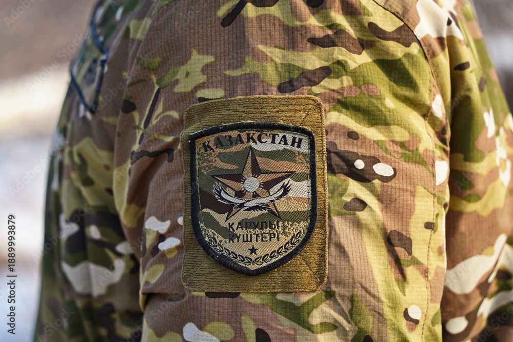 Obraz premium Almaty, Kazakhstan - 01.20.2026 : A patch on a military uniform. The inscription in Kazakh: the armed forces of the Republic of Kazakhstan.