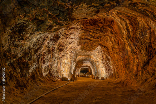 Foto Rocksalt Mine Tunnel Interior in Loulé, Algarve, Portugal
