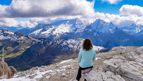 Wanderin blickt vom Sass Pordoi auf die Marmolada in den Dolomiten